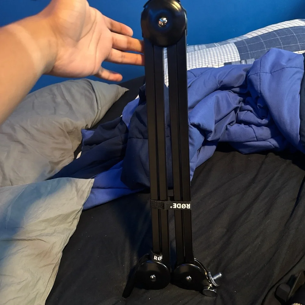 Black Rode podcast mic with stand